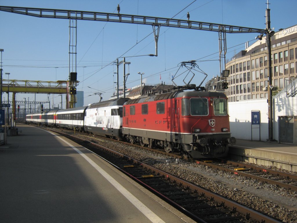 IR 2026 bei Ausfahrt in Zrich HB. Dieser EWIV Pendel wird von der Re 460 003 (Nationale Suisse, Roger Federer) geschoben. Dahinter ist noch die Re 4/4 II 11138 angehngt (mit 2. Lokfhrer), welche von Zrich nach Olten berfhrt wurde. Diese berfhrung ist jeweils Mo-Do, 16.11.2011.