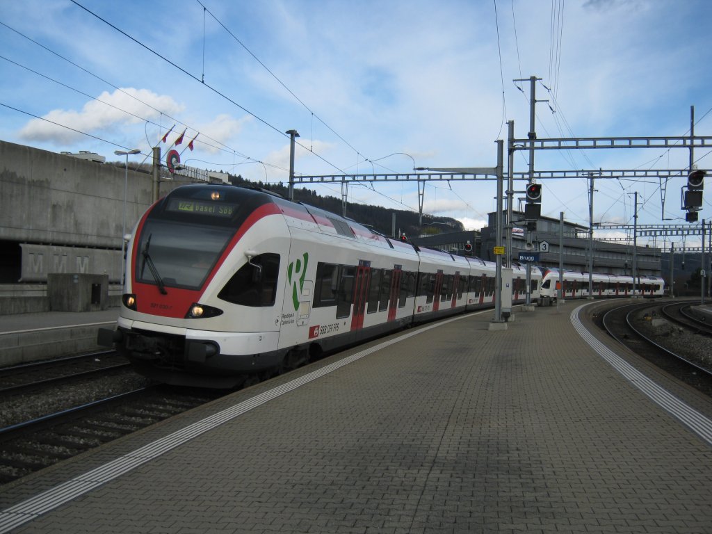 IR 2072 bei Einfahrt in Brugg. Am Samstag und Sonntag wird jeweils ein Umlauf auf der Linie Basel-Zrich Flughafen mit einer Doppeltraktion Flirt gefhrt, 15.01.2011.