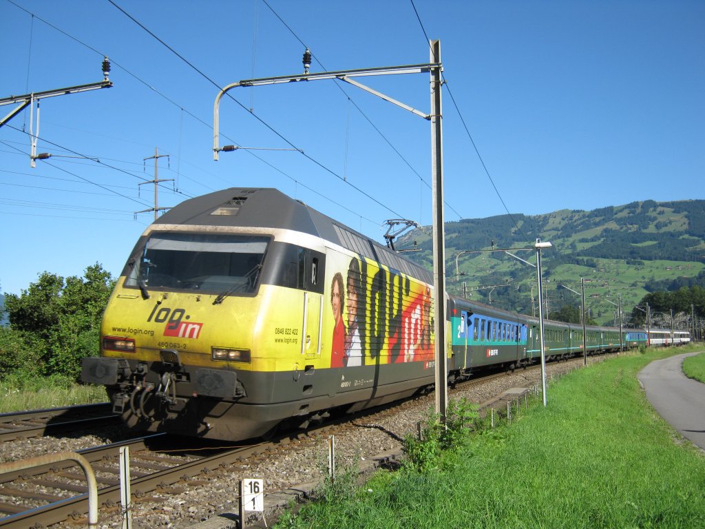 IR 2263 mit Re 460 053 bei Schwyz, 31.07.2010.
