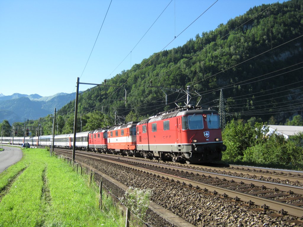 IR 2272 mit Re 4/4 11116, 11108 und 11130 bei Schwyz, 31.07.2010.