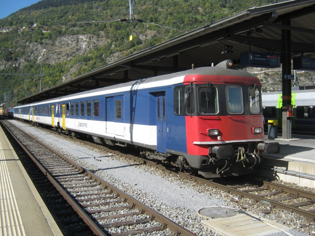 IR 30817, bestehend aus; BDt EWI, 3 B EWI NPZ, 1 A (NL) EWII und Re 4/4 11134, Brig, 12.10.2011.