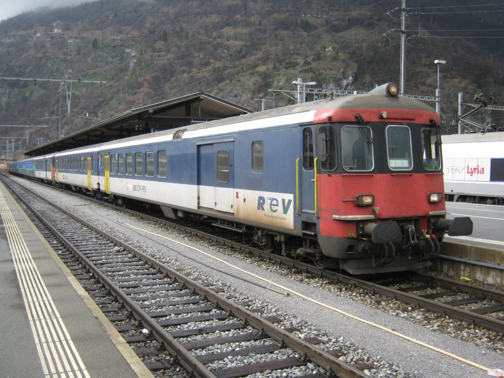 IR Brig-Domodossola in Brig. Dieser Zug wird jeweils Samstags mit einem B(o) (NPZ) und einem BDt EW II verstrkt (wegen Markt in Domodossola). Dieses Modul wird am Samstag an einem IR von Lausanne nach Brig berfhrt, und am Sonntag wieder mit einem IR nach Lausanne zurckgebracht, 19.03.2011.