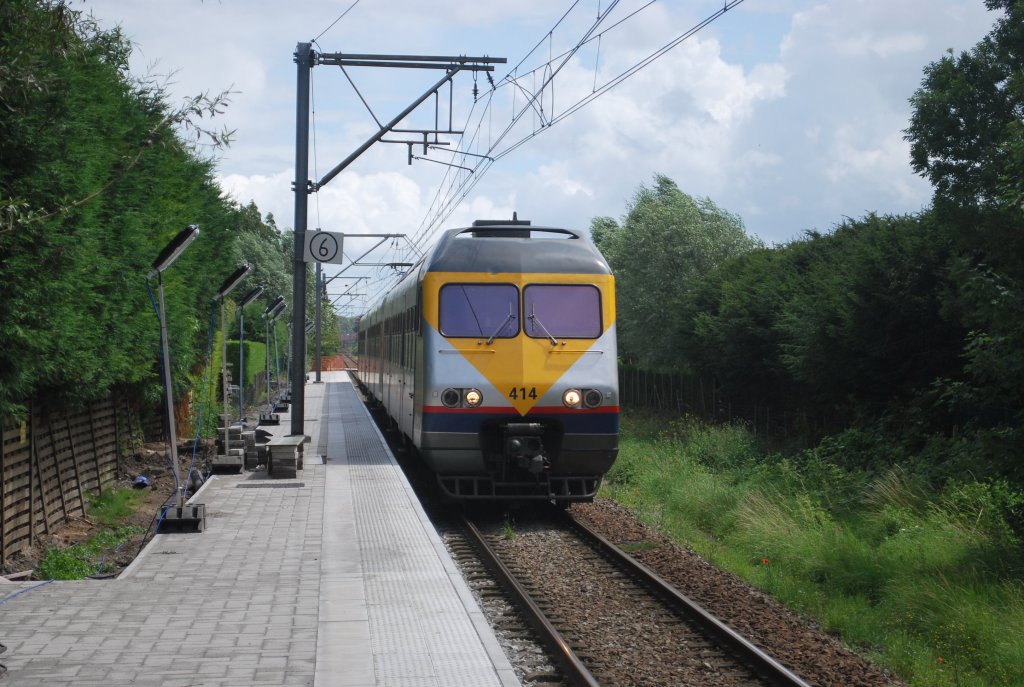 IR-i-Zug aus Landen in Richtung De Panne hlt im Bhf Koksijde (AM 80  break , Juli 2011).