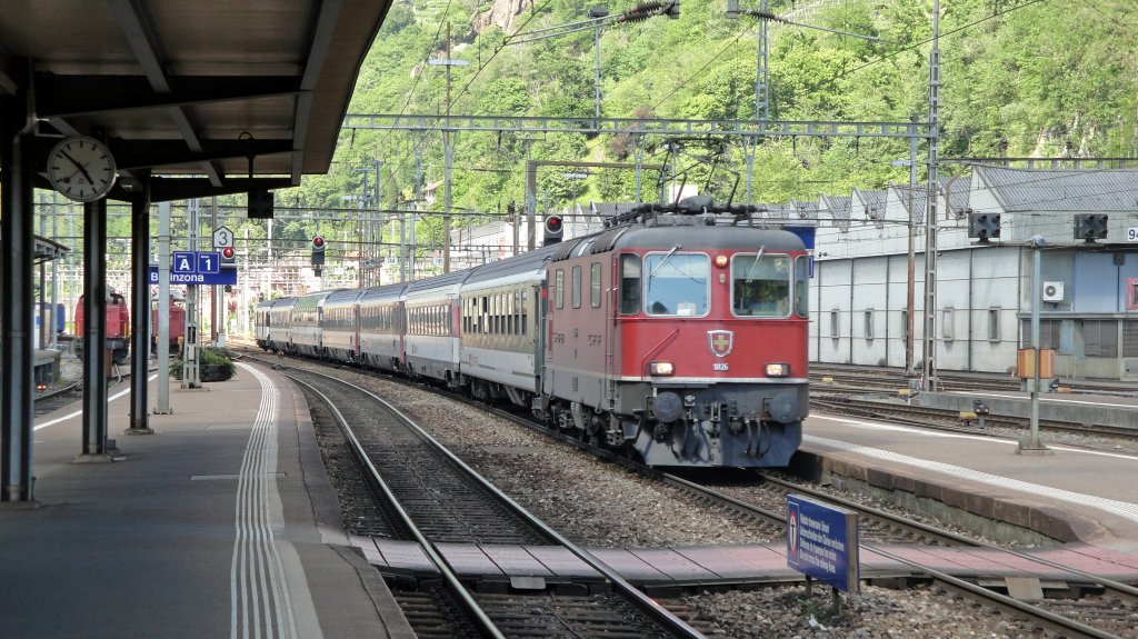 IR nach Locarno am 31.05.10 bei der Einfahrt in Bellinzona mit der Re 4/4  11126. Aus dem D-Wagen wurde viel Reisegepck ausgeladen.