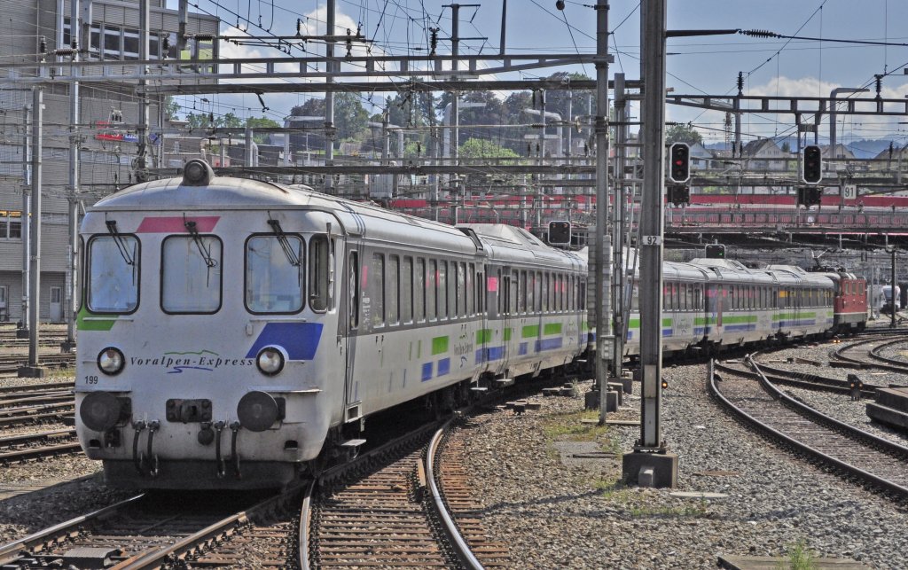 IR nach St. Gallen mit Re 4/4  Zuglok und BDt Voralpen Express Steuerwagen bei der Abfahrt in Luzern, Aufgenommen am 08.08.2012