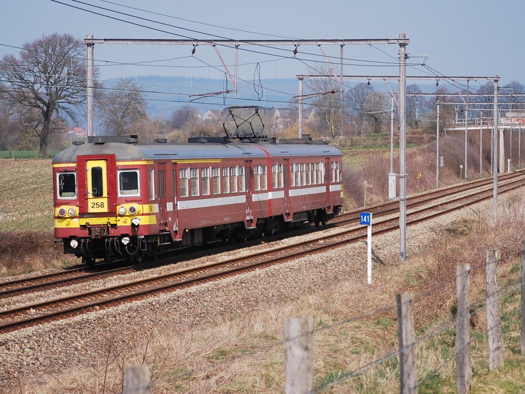IR-q Aachen Hbf - Lttich auf der Hhe von Lontzen (Triebzug der Baureihe 65 am 27. Mrz 2011).