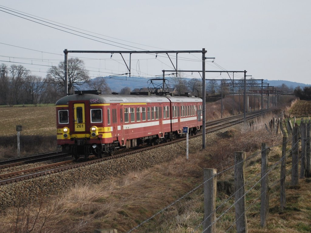 IR q Aachen-Lttich auf der Hhe von Lontzen (AM 261, Baureihe 65), 12. Mrz 2011.