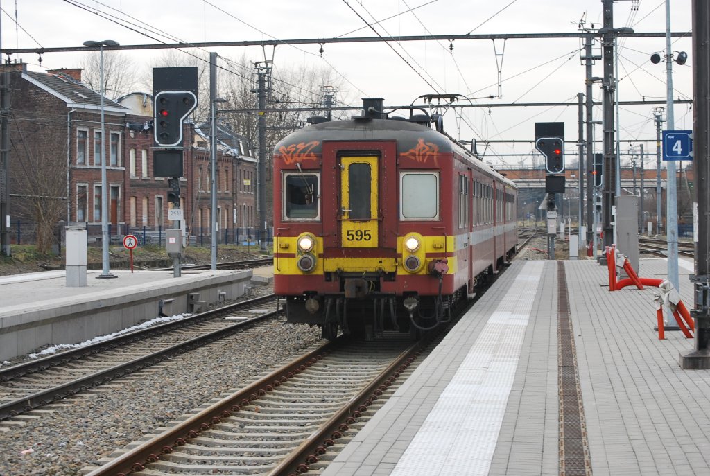 IR q Lttich-Aachen bei der Ankunft im Bhf Welkenraedt. Ausnahmsweise fhrt ein Triebzug der Baureihe 66 (Nr 595), hier mit ca. 20 Minuten Versptung. 13. Dezember 2010