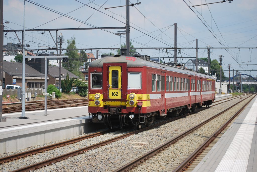 IR-q Zug (RE 29) kommt im Bhf Welkenraedt auf Gleis 4 statt 5 an. Triebwagen der BR 62-63 am 4. Juni 2011.