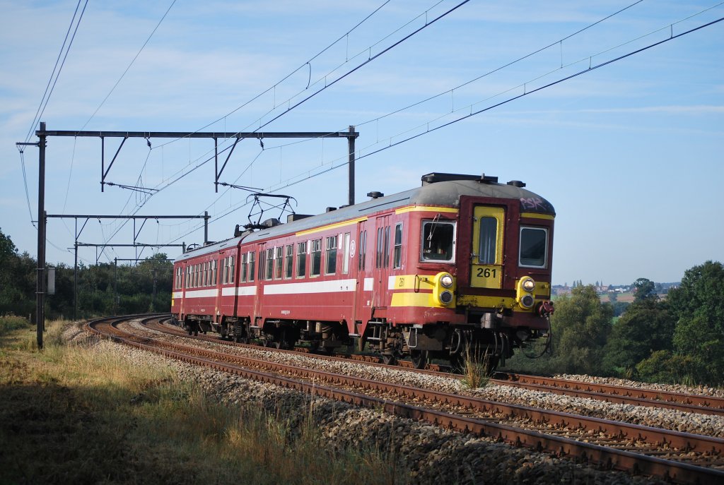 IR-q-Zug (RE 29) Lttich-Aachen auf der Hhe von Lontzen (Triebwagen AM 65 Nr 261 der SNCB); 24.09.2011.