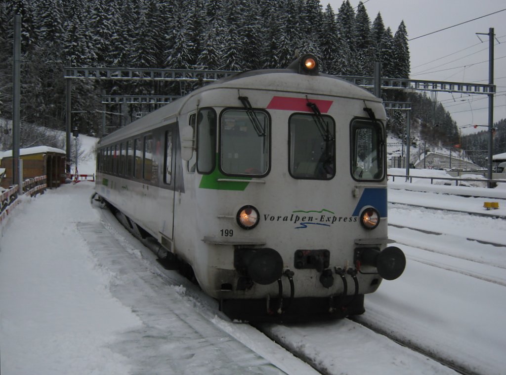 IR VAE 2410 mit BDt 199 in Biberbrugg, 29.12.2010.