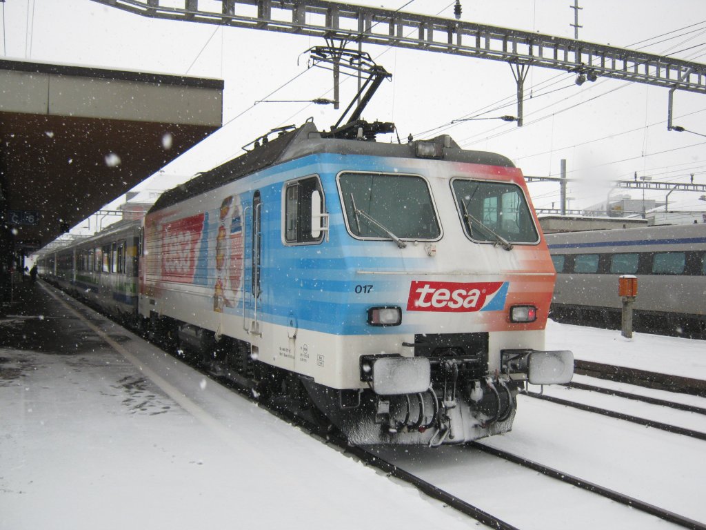 IR VAE 2414 mit Re 446 017 im Bahnhof Arth-Goldau, 25.12.2010.
