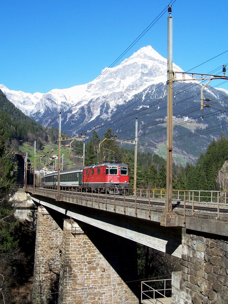 IR von Zrich HB nach Locarno am 02.04.2010 kurz nach Intschi auf der Zgraggental-Brcke.