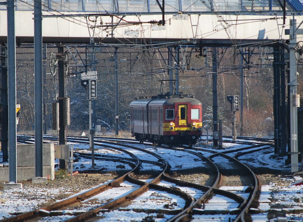 IR-Zug Aachen-Lttich in der Kurve von Herbesthal am 28. November 2010