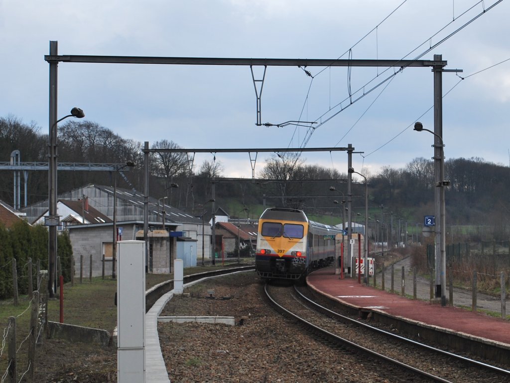 IR-Zug Antwerpen-Lttich im Bhf Glons am 19. Mrz 2013.