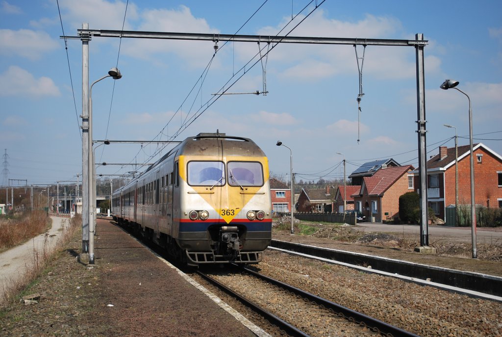 IR-Zug Antwerpen-Lttich hlt am einzigen Bahnsteig im Bhf Glons am 2. April 2013.