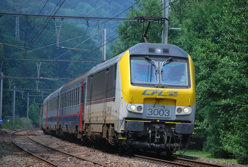 IR-Zug Liers-Lttich-Luxemburg fhrt ber die Linie 43 das Ourthetal entlang (hier zwischen Angleur und Tilff). Zweisystemlok der CFL und SNCB-Wagen (hier 3000 v DC), 8. Juni 2008