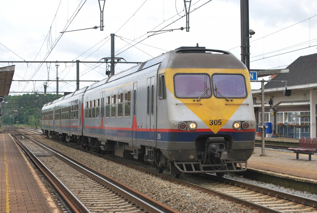 IR-Zug Lige (Lttich)-Antwerpen hlt im Bhf Tongeren. Juni 2012.