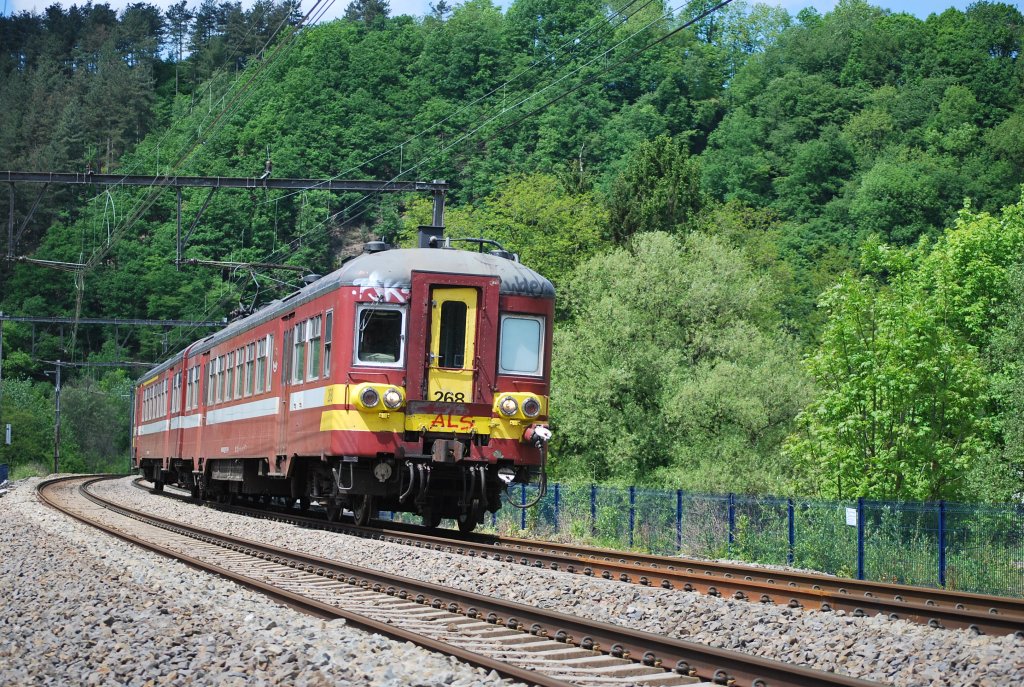 IR-Zug Lttich-Aachen (AM 65) auf der Kurve bei Goffontaine im Wesertal am 29. Mai 2010