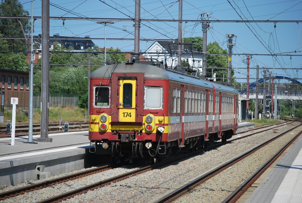 IR-Zug Lttich-Aachen bei der Abfahrt im Bhf Welkenraedt (Triebzug AM 62) am 29. Mai 2011.