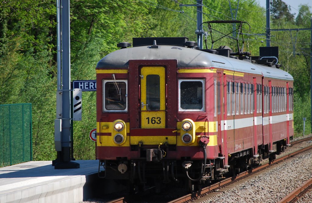 IR-Zug L�ttich-Aachen h�lt an der Haltestelle Hergenrath, 200 m vor der Netzgrenze Infrabel-DB (AM 62-63). 10. Mai 2008.