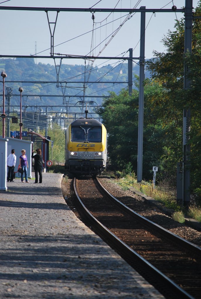 IR-Zug Luxembourg-L�ttich-Liers h�lt im Bhf Angleur (Elektrolok Nr 3002 der CFL, Wagen der SNCB) (09.10.10)