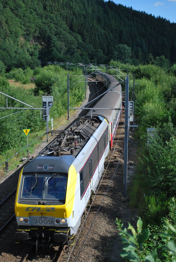 IR-Zug Luxemburg-Lttich-Liers fhrt ber die Linie 42 das Salmtal entlang (hier vor der Ankunft im Bf Trois-Ponts): Zweisystemlok der CFL (hier 25000v AC) und Wagen der SNCB. August 2008.