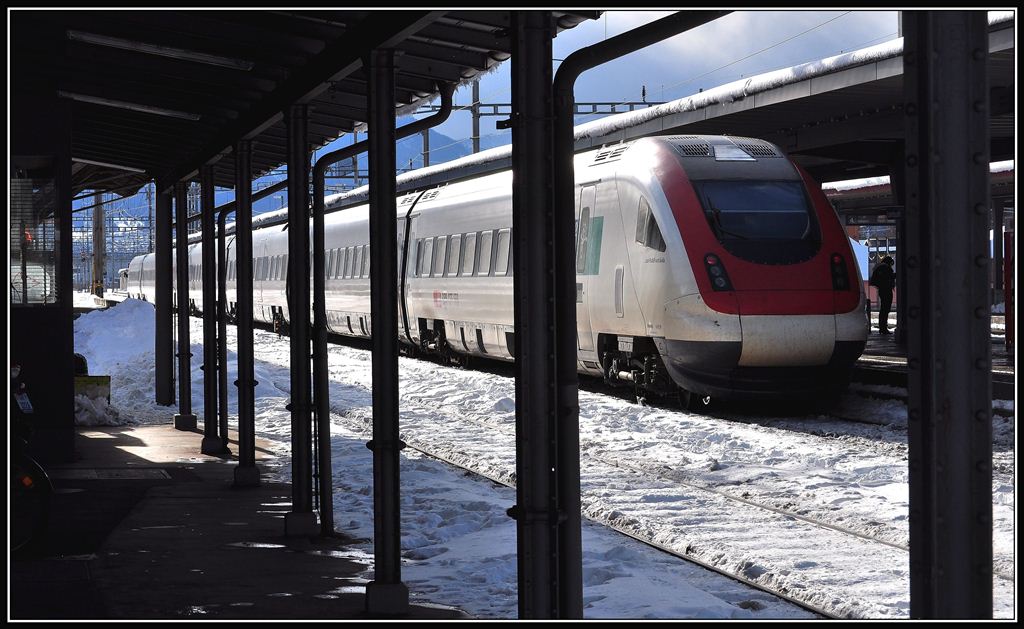 IR10765 nach Chur in Landquart. (14.12.2012)