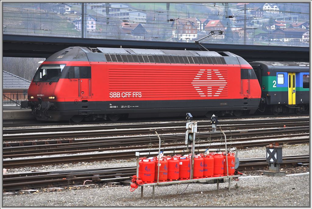 IR1761 mit Re 460 058-1  La Cte  in Landquart. (24.03.2013)