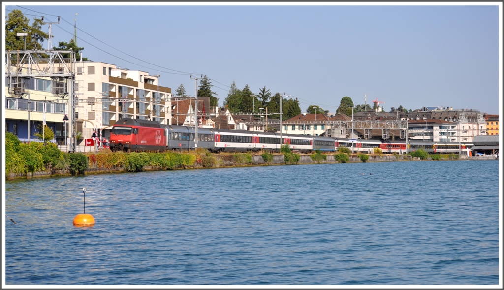 IR1765 mit Re 460 113-4 verlsst Wdenswil am Zrich see Richtung Chur. (20.08.2012)