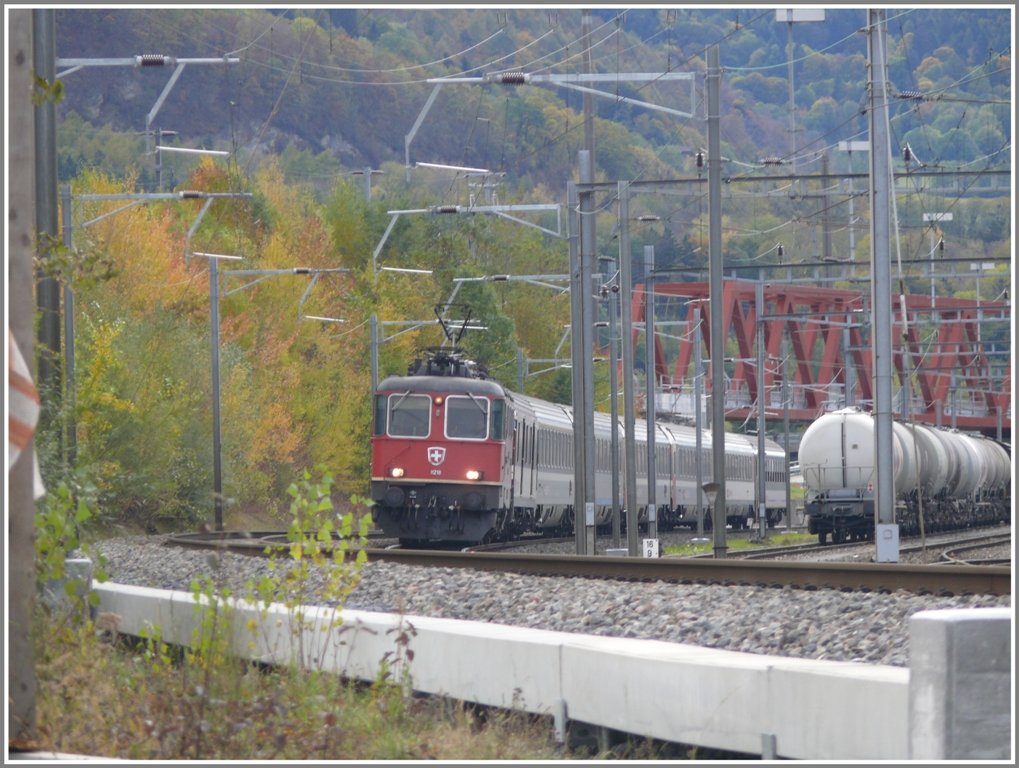 IR1772 mit Re 4/4 II 11218 bei Untervaz-Trimmis. Im Hintergrund ist die neue RhB Brcke ber die SBB Geleise zu sehen. (25.10.2009)