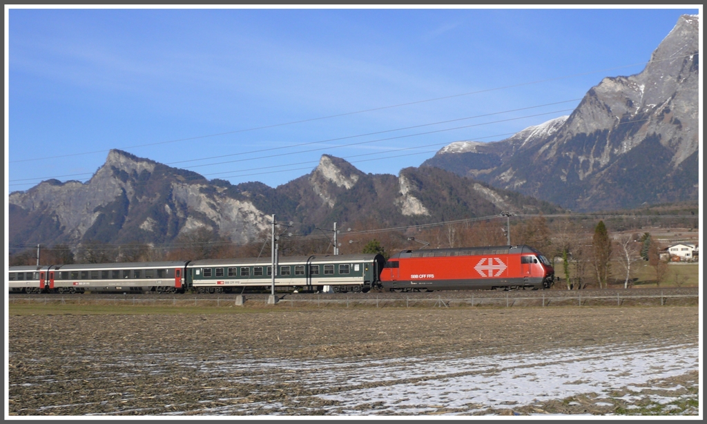 IR1773 mit Re 460 durchfhrt die Herrschaft bei Maienfeld. (04.01.2011)