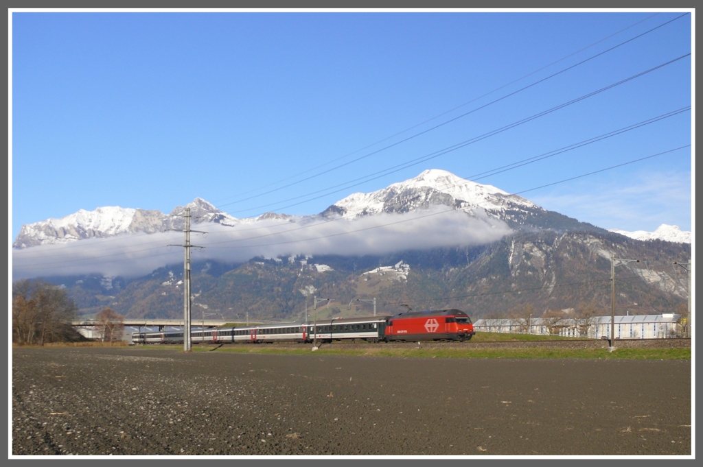 IR1773 mit Re 460 zwischen Landquart und Zizers, vor Falknis, Vilan und ganz rechts der Schesaplana. (17.11.2010)