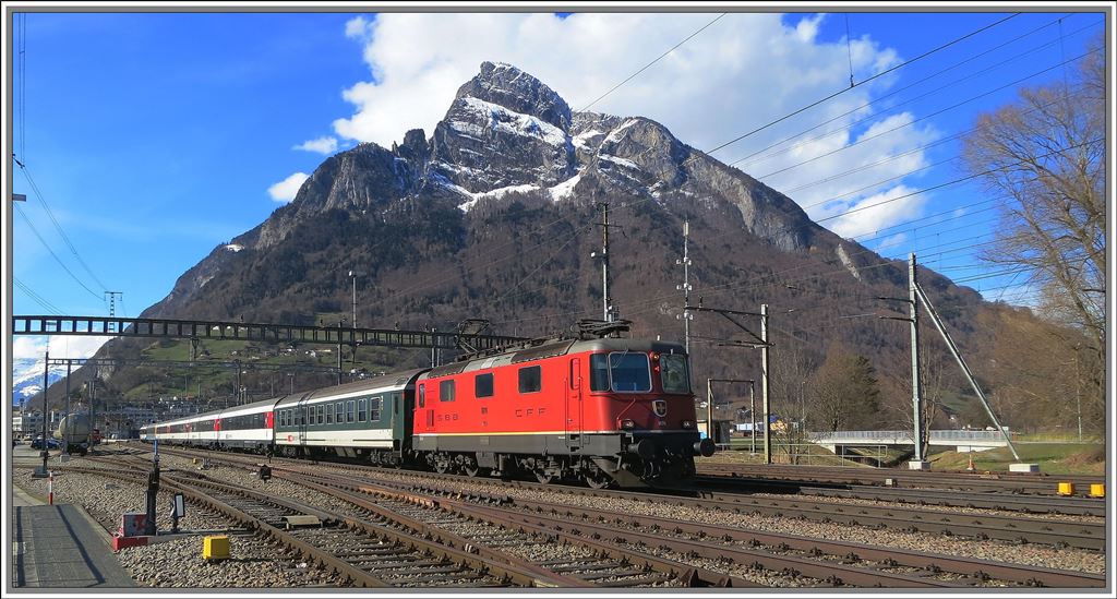IR1775 nach Chur mit Re 4/4 II 11211 vor der Kulisse des 1830m hohen Gonzen in Sargans. (19.03.2013)