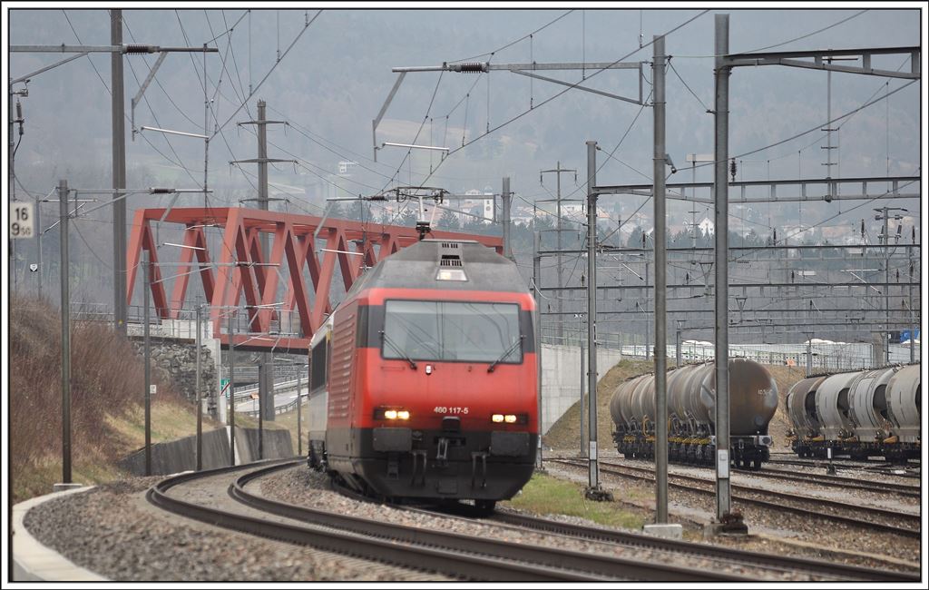 IR1776 mit Re 460 117-5 bei Untervaz. (08.04.2013)