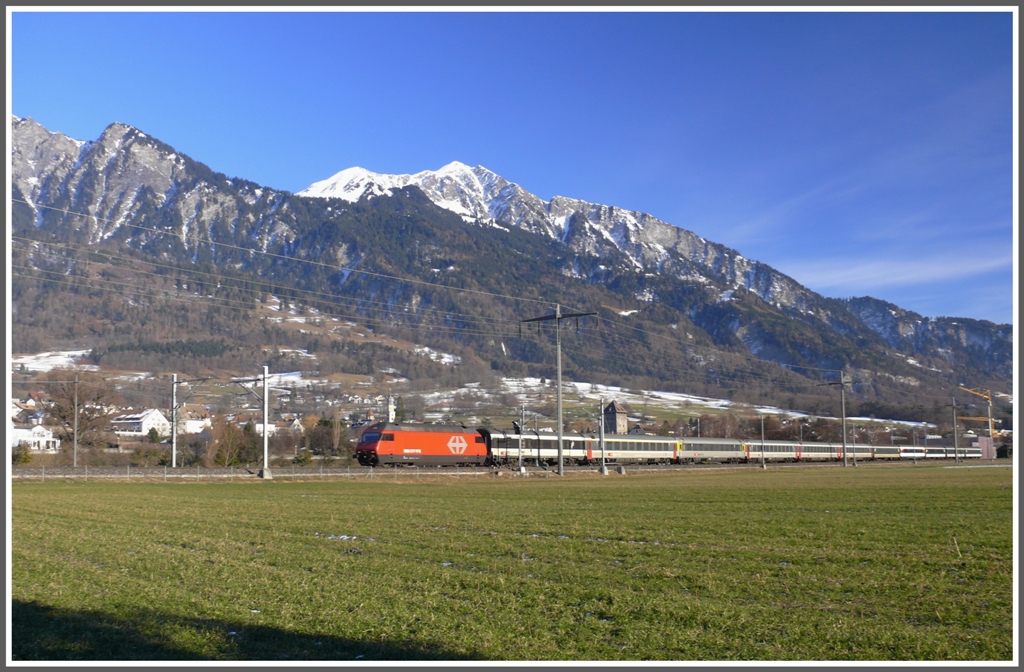 IR1780 in der Herrschaft bei Maienfeld mit Vilan im Hintergrund. (04.01.2011)