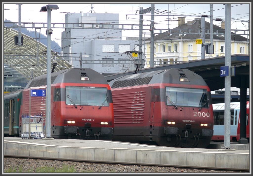 IR1780 mit Re 460 098-7 und IC578 mit Re 460 056-5 stehen abfahrbereit in Chur. (24.07.2010)