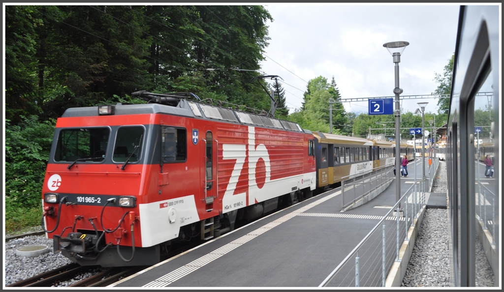 IR2219 mit 101 965-2 kreuzt uns in Brnig-Hasliberg. (03.08.2012)