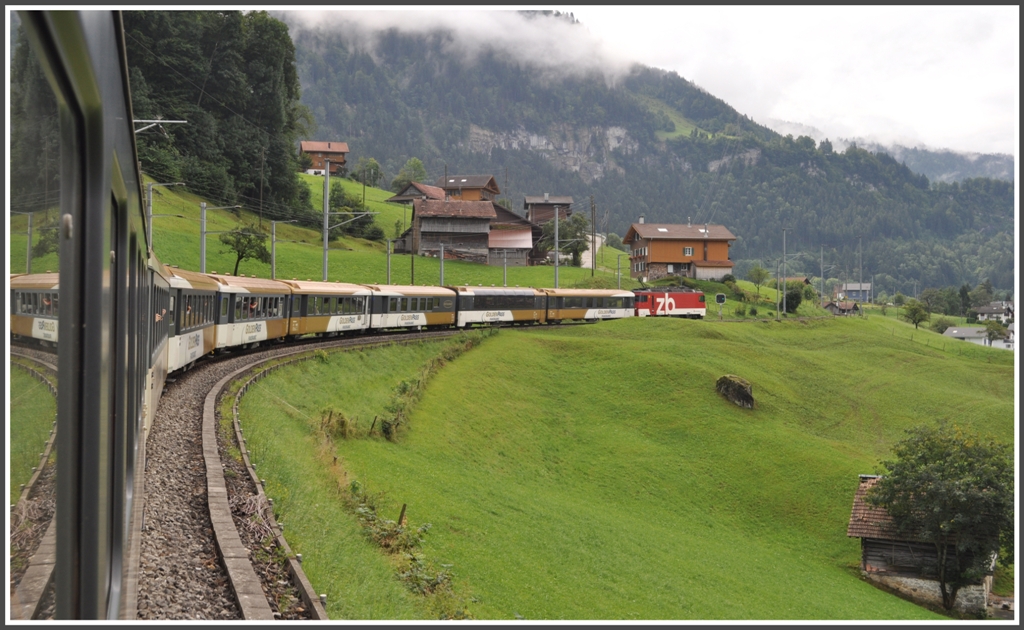 IR2220 Golden Pass auf dem Weg nach Interlaken Ost bei Kaiserstuhl. (03.08.2012)
