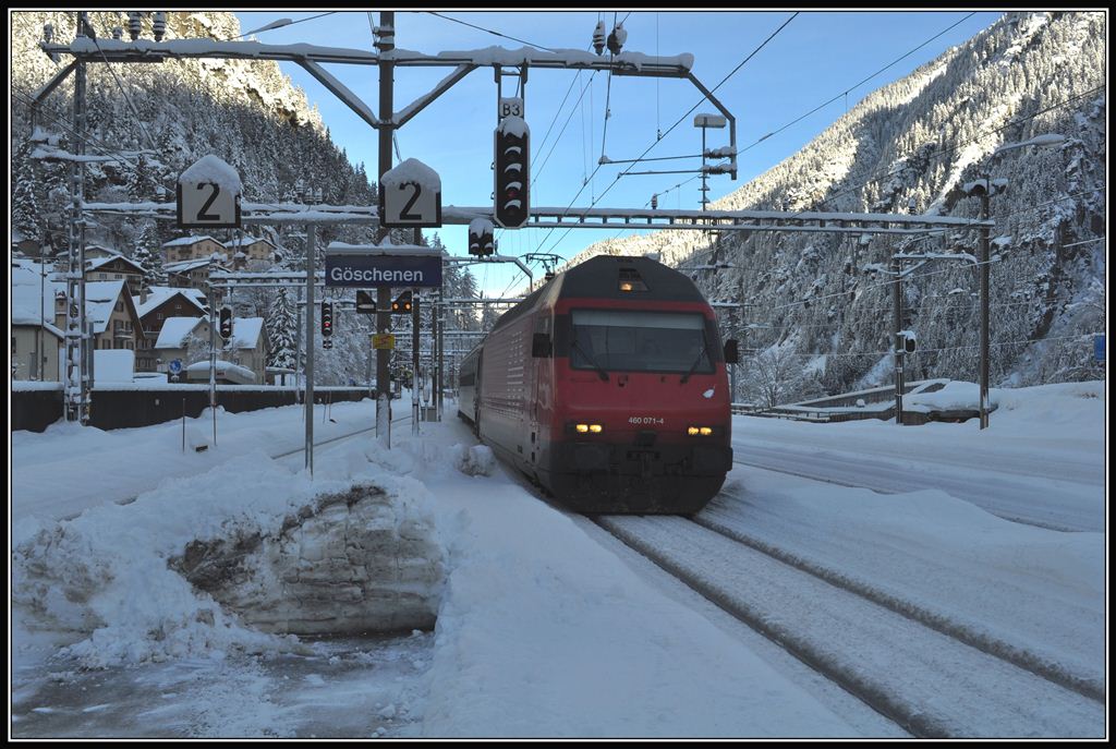 IR2267 nach Locarno in Gschenen mit Lok Re 460 071-4. (19.12.2012)