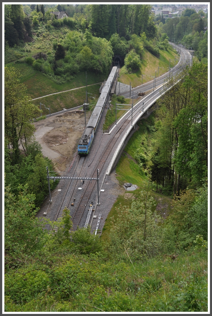 IR2413 Voralpenexpress befhrt die neu gestaltete und ergnzte verzweigung SBB/SOB im Galgentobel bei St.Gallen St.Fiden. (03.05.2011)