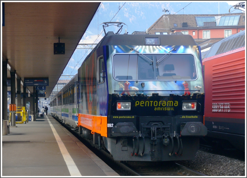 IR2414 VoralpenExpress mit Re 456 092 nach Luzern legt in Arth-Goldau einen Stop ein. (14.02.2011)