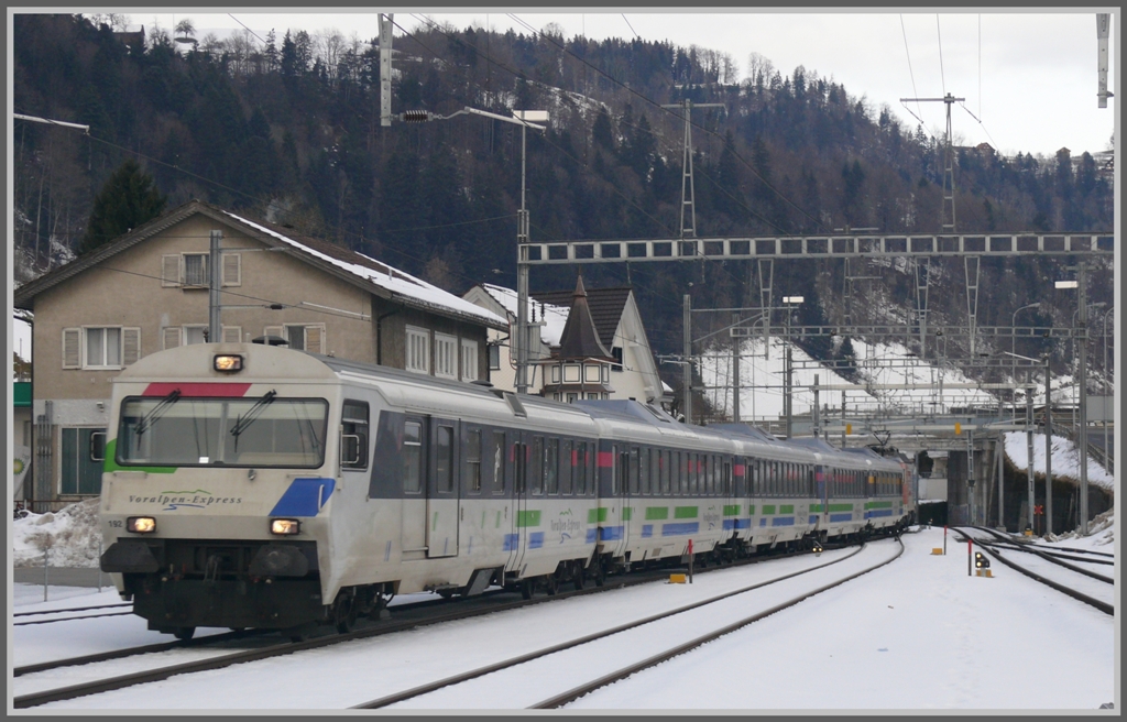 IR2414 Voralpenexpress nach Luzern mit BDt192 an der Spitze fhrt in Wattwil ein. (06.01.2011)