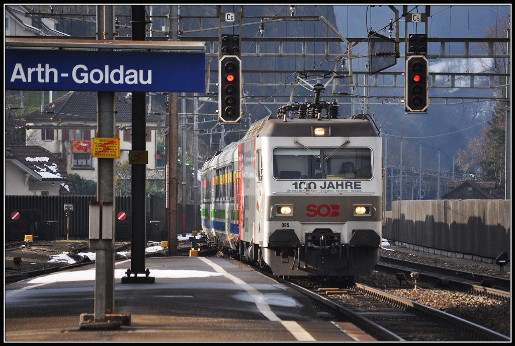 IR2419 Voralpenexpress mit Re 456 095 in Arth-Goldau. (19.12.2012)