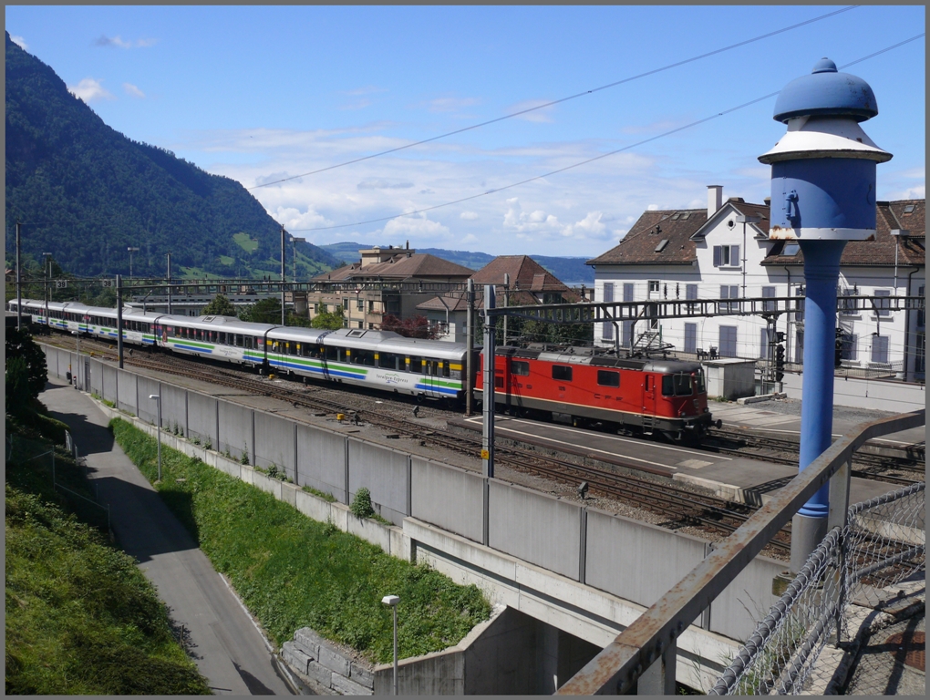 IR2420 VoralpenExpress mit SBB Re 4/4 II verlsst Arth Goldau Richtung Luzern und hat soeben die Querhalle der Rigibahnen unterquert. (30.07.2010)