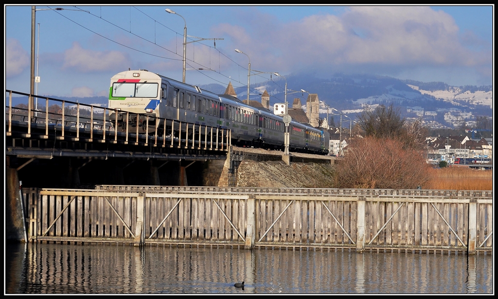 IR2421 VAE mit BDt192 am Schluss hat eine der Durchgangsffnungen fr Schiffe auf dem Seedamm vor Rapperswil berquert. (19.12.2012)