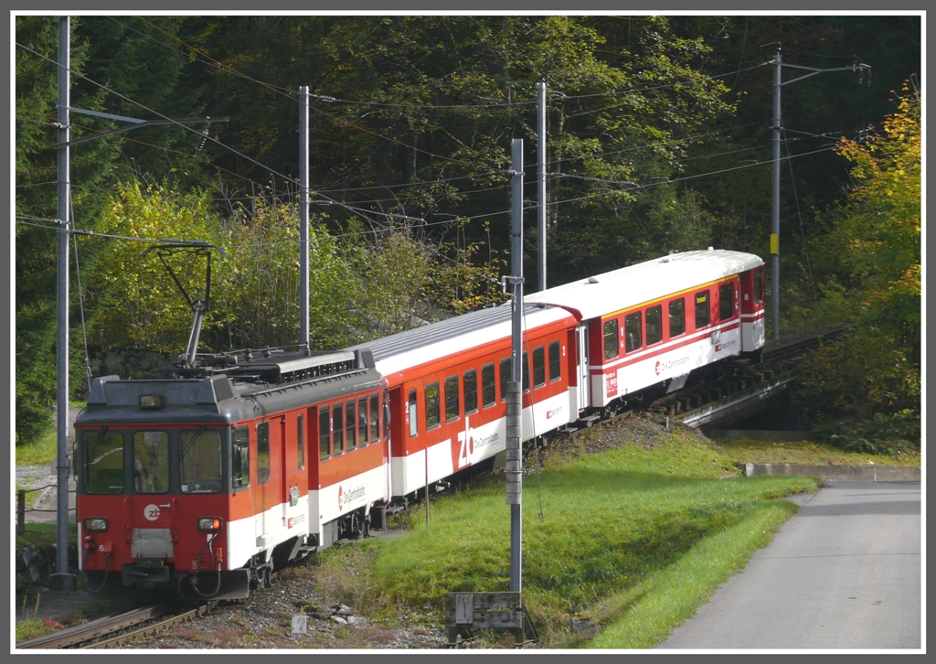 IR3670 wird von einem BDeh 4/4 noch die Steilrampe bei Obermatt Richtung Engelberg geschoben. (22.10.2010)