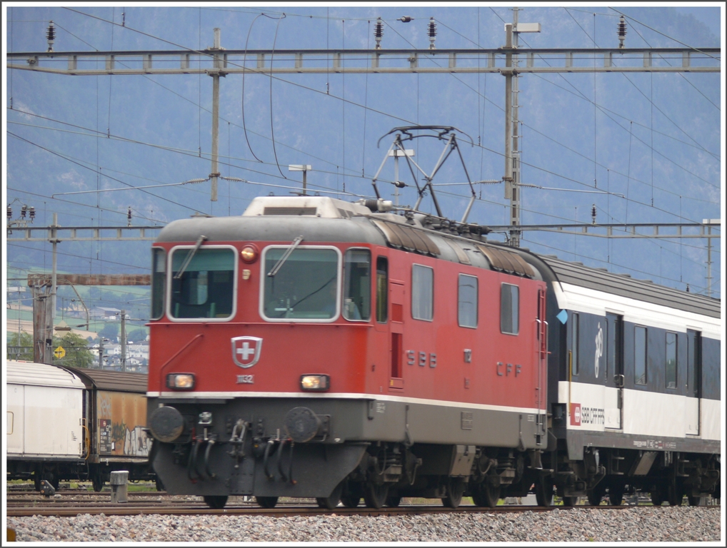 IR782 mit der Re 4/4 II 11132 fhrt in Landquart ein. (26.07.2010)