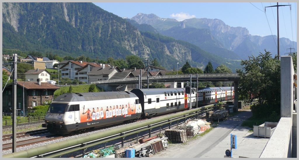 IR784 mit Re 460 101-9 saust ohne Halt durch Zizers. Im Gegensatz zur RhB ist die SBB Station Zizers schon lange Geschichte,. (28.06.2010)