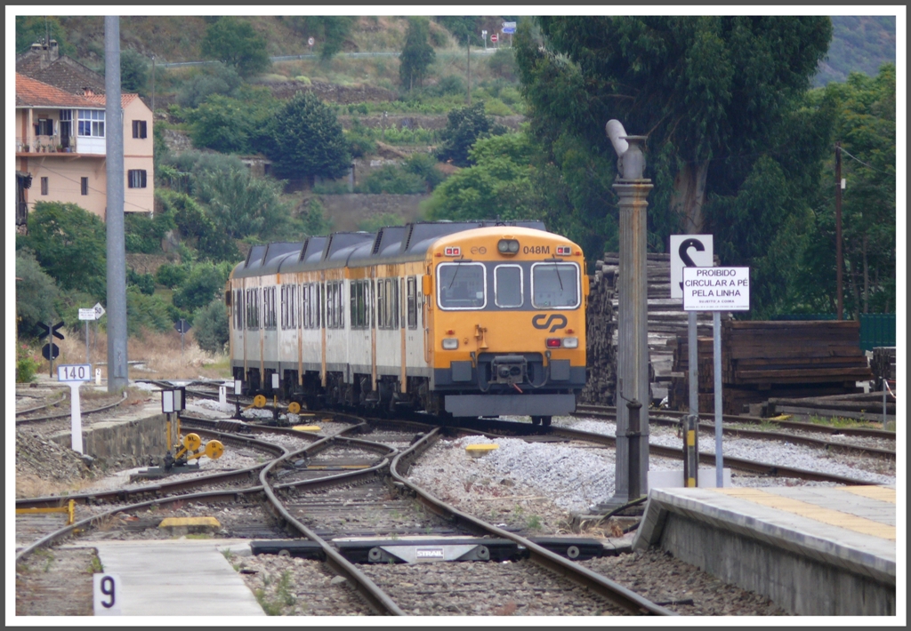 IR865 verl�sst Tua Richtung Po�inho. In Tua zweigt die Schmalspustrecke nach Mirandela ab, die leider nach vier schweren Unf�llen 2007 und 2008 nicht im Betrieb ist. Daf�r entsch�digt das einzige Restaurant  Cal�a Curta  mit einem hervorragenden Mittagessen. �brigens der halbe Liter Rotwein kostet hier gerade mal 2 Euro. (17.05.2011)